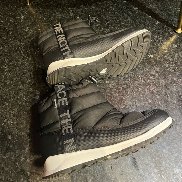 Black Quilted The North Face Winter Boots - Picture 4 of 6